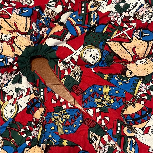 Festive Red and Green Holiday Tree Skirt - Picture 5 of 8